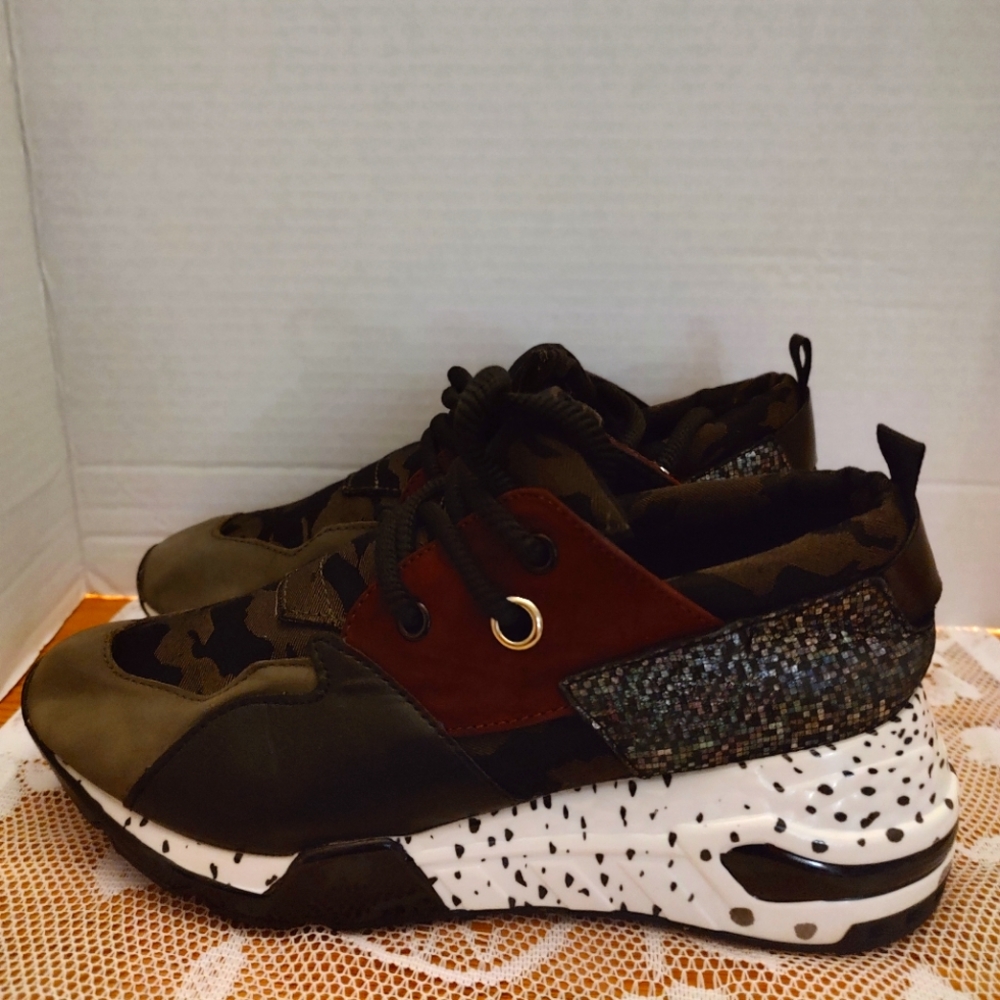 Steve Madden Size 7.5 please read description, clean light use shoes